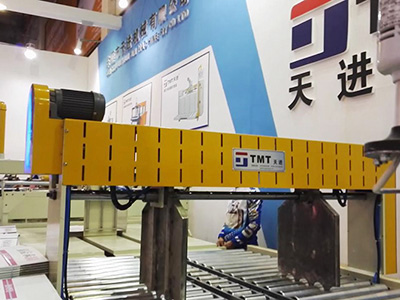 实拍全自动打包机纸箱...